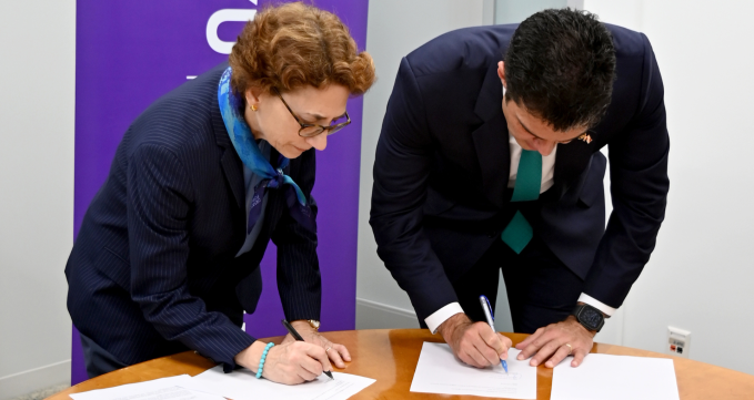 Polly Trottenberg and Governor Helder Barbalho signing documents